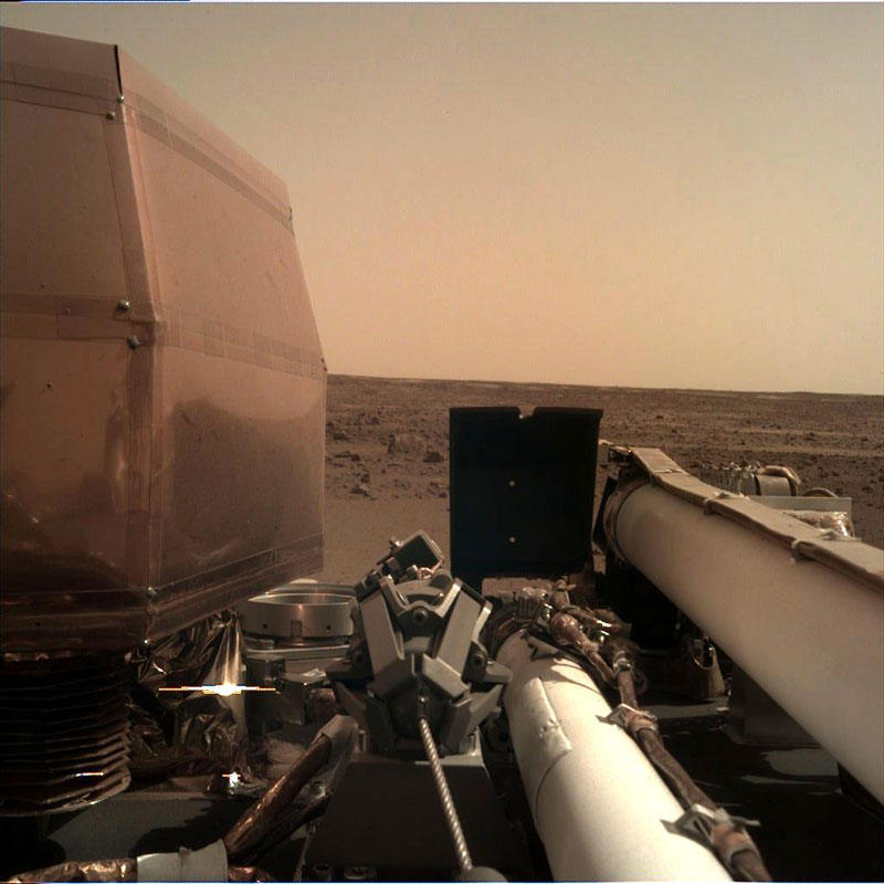 nasa insight lander on mars 2 Travelled 300 Million Miles, Took This Pic
