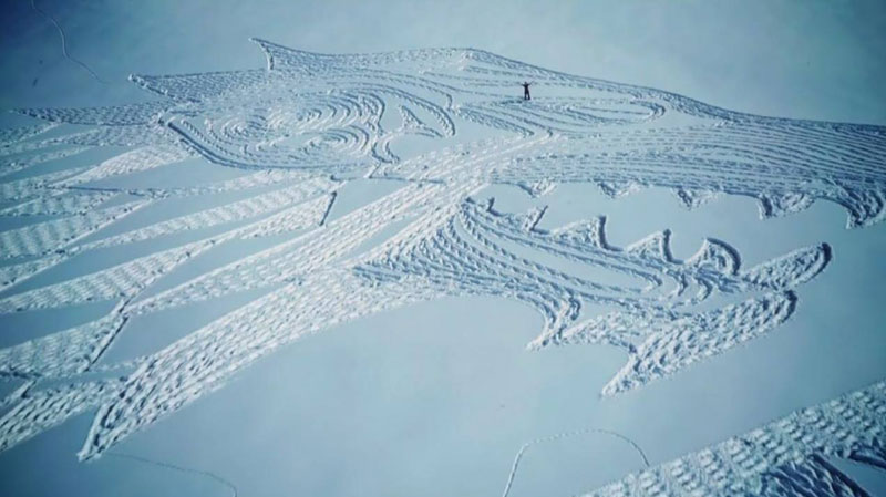 game of thrones direwolf snowshoe art by simon beck 3 A Giant Direwolf in the Mountains Made from Snowshoe Prints
