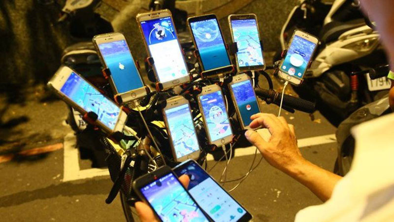 uncle pokemon the 70 year old gamer that plays pokemon go on 11 phones 8 Uncle Pokemon, the 70 Year Old Gamer That Plays Pokemon Go On 11 Phones