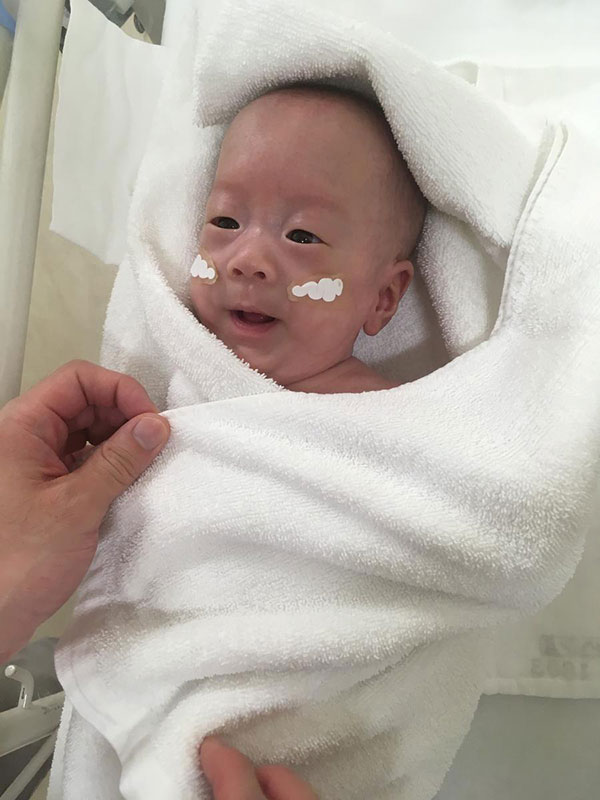 worlds smallest baby 3 Worlds Smallest Boy (Born 268g/9.45oz) Gets Discharged From Hospital