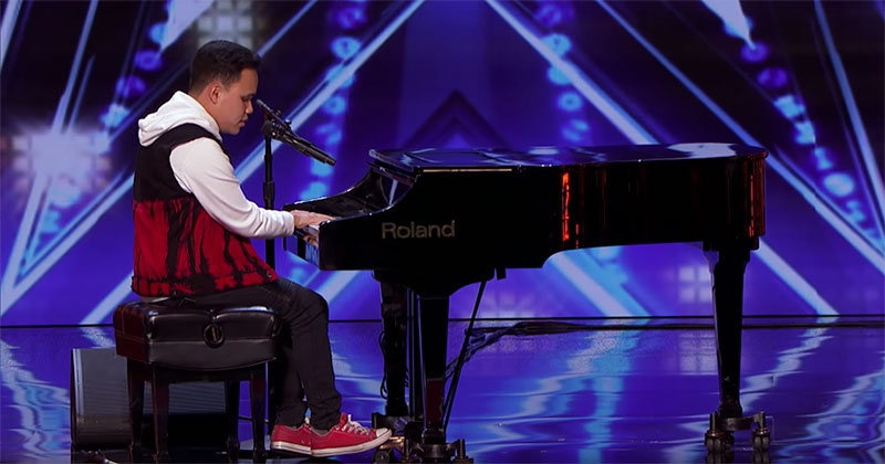 Blind and Autistic Musician Brings Audience to Tears With Inspirational Performance