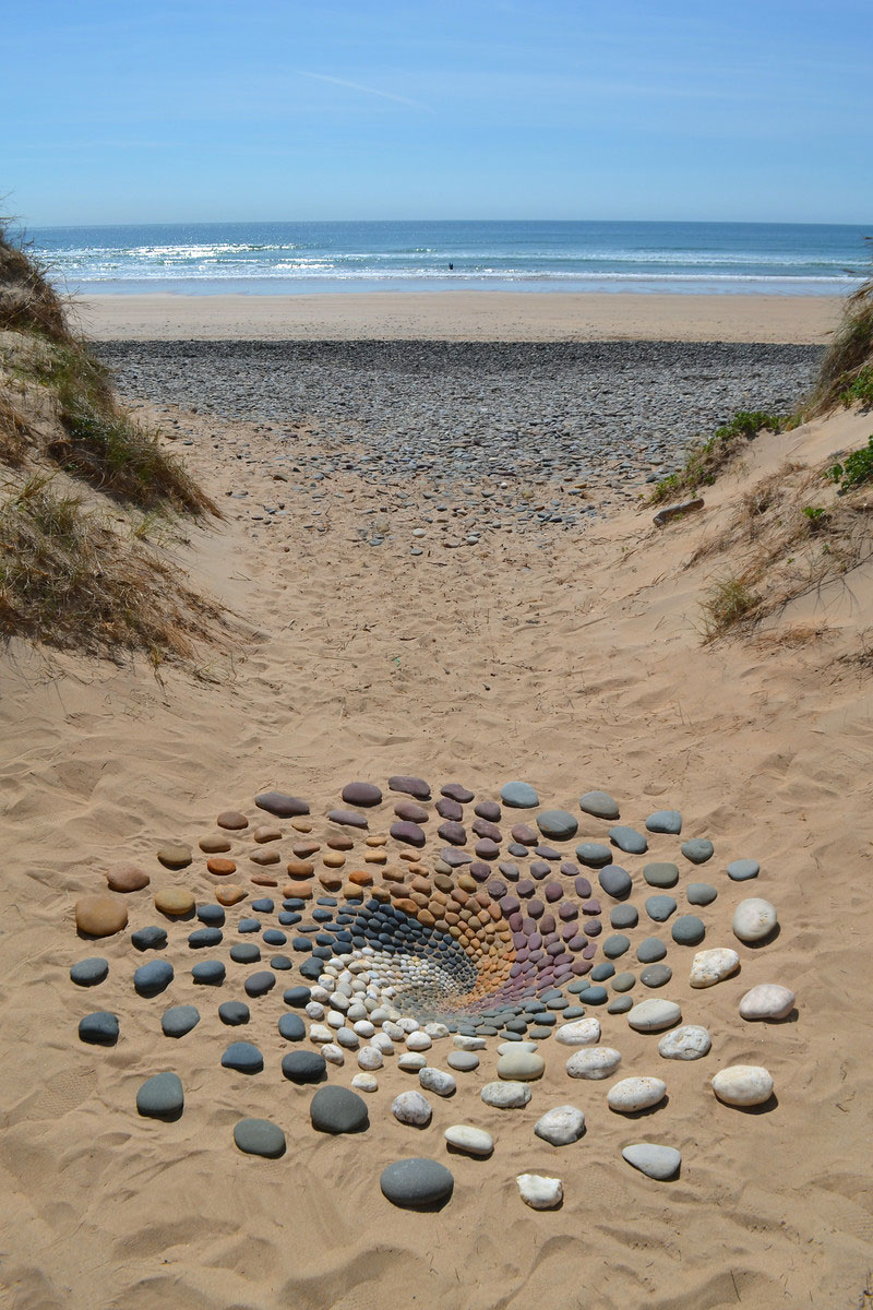 beach stone land art by jon foreman 10 Combing the Beach for Stones and Reorganizing Them Into Something Beautiful