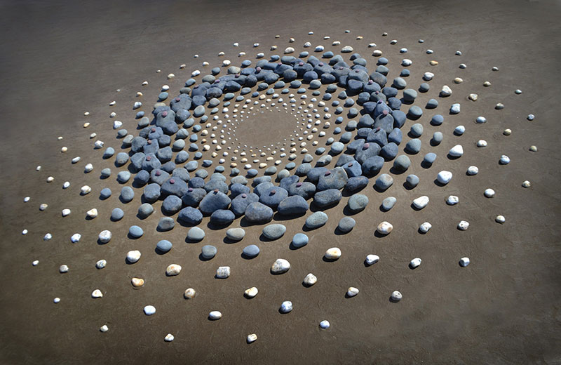 beach stone land art by jon foreman 11 Combing the Beach for Stones and Reorganizing Them Into Something Beautiful