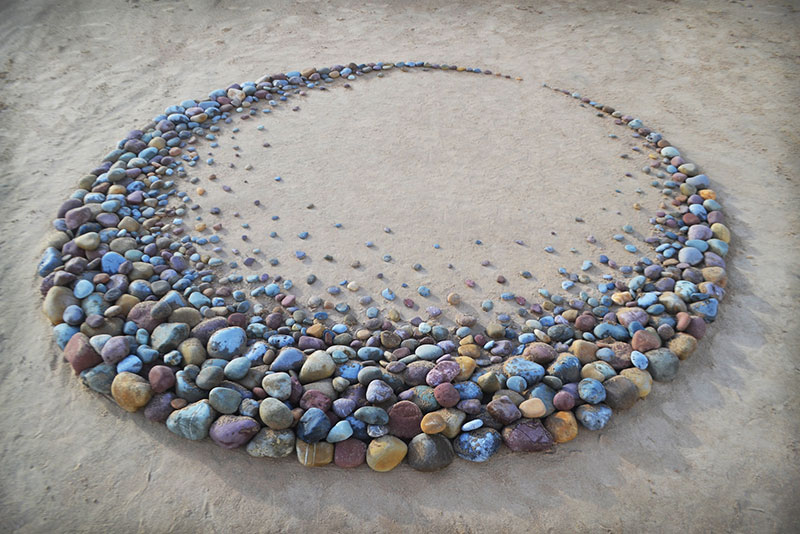 beach stone land art by jon foreman 13 Combing the Beach for Stones and Reorganizing Them Into Something Beautiful