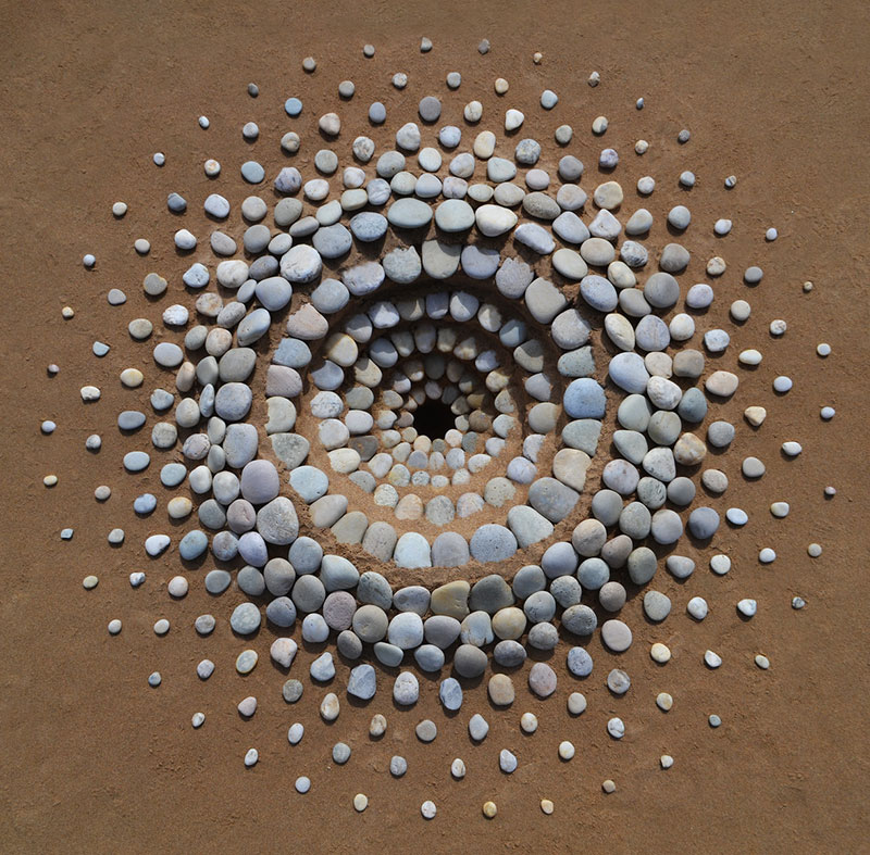 beach stone land art by jon foreman 15 Combing the Beach for Stones and Reorganizing Them Into Something Beautiful