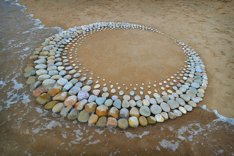 beach stone land art by jon foreman 16 Combing the Beach for Stones and Reorganizing Them Into Something Beautiful