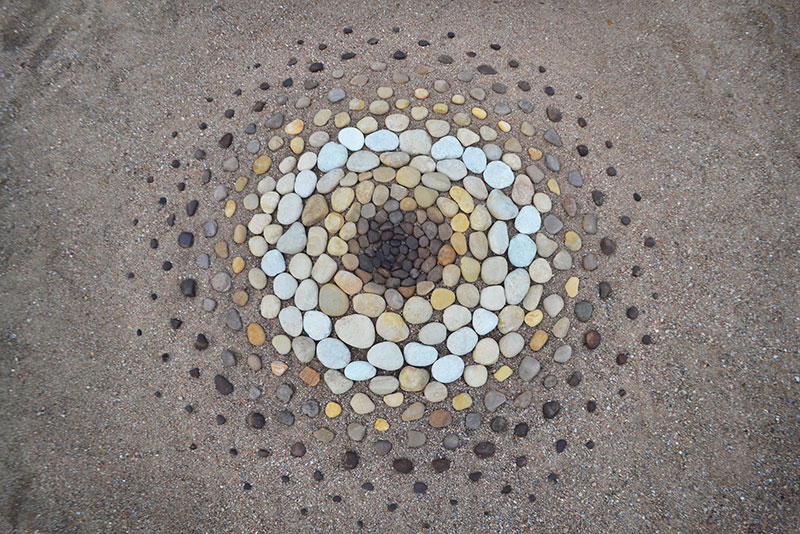 beach stone land art by jon foreman 18 Combing the Beach for Stones and Reorganizing Them Into Something Beautiful