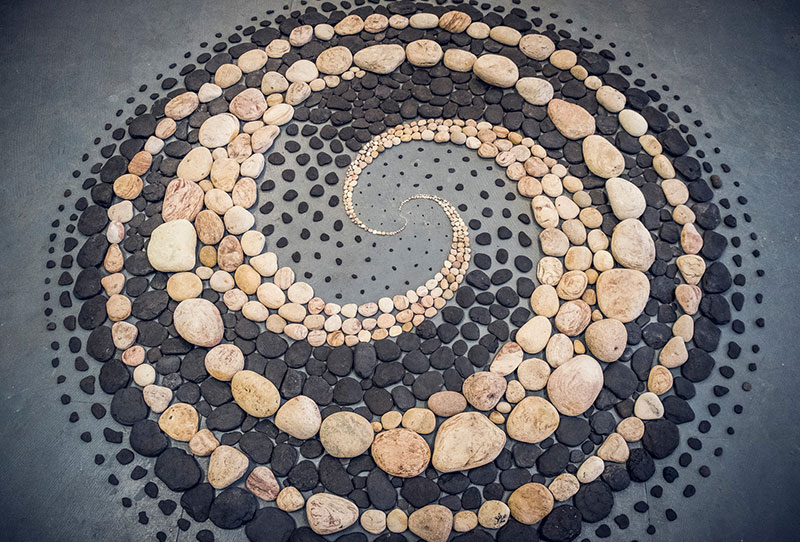 beach stone land art by jon foreman 19 Combing the Beach for Stones and Reorganizing Them Into Something Beautiful