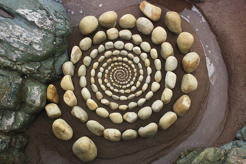 beach stone land art by jon foreman 20 Combing the Beach for Stones and Reorganizing Them Into Something Beautiful