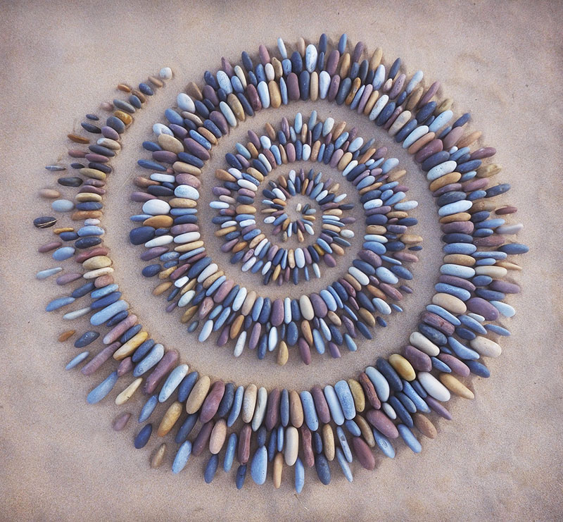 beach stone land art by jon foreman 5 Combing the Beach for Stones and Reorganizing Them Into Something Beautiful