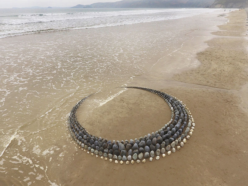 beach stone land art by jon foreman 6 Combing the Beach for Stones and Reorganizing Them Into Something Beautiful