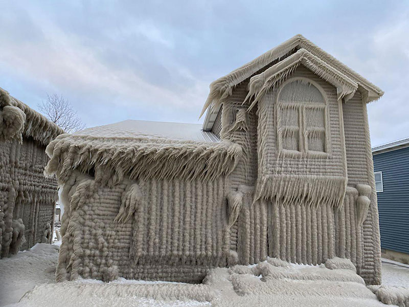 gale force winds along lake erie turned these houses into ice castles 2 Gale Force Winds Just Turned These Lake Erie Houses Into Ice Castles
