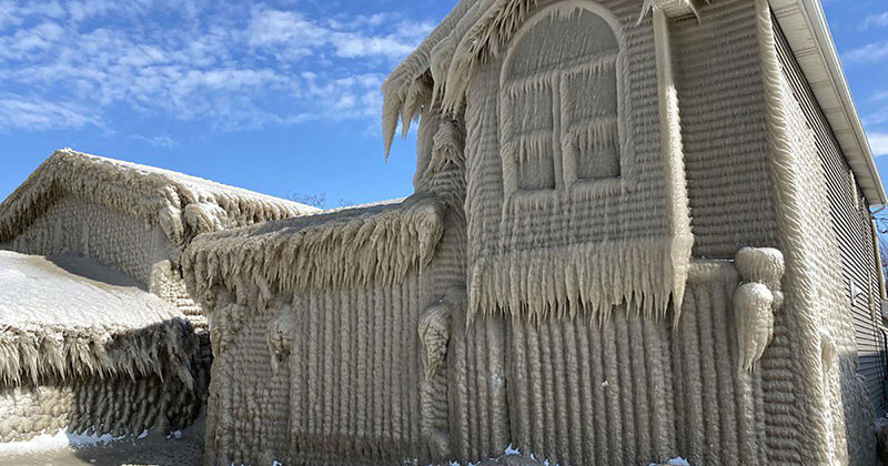Gale Force Winds Just Turned These Lake Erie Houses Into Ice Castles