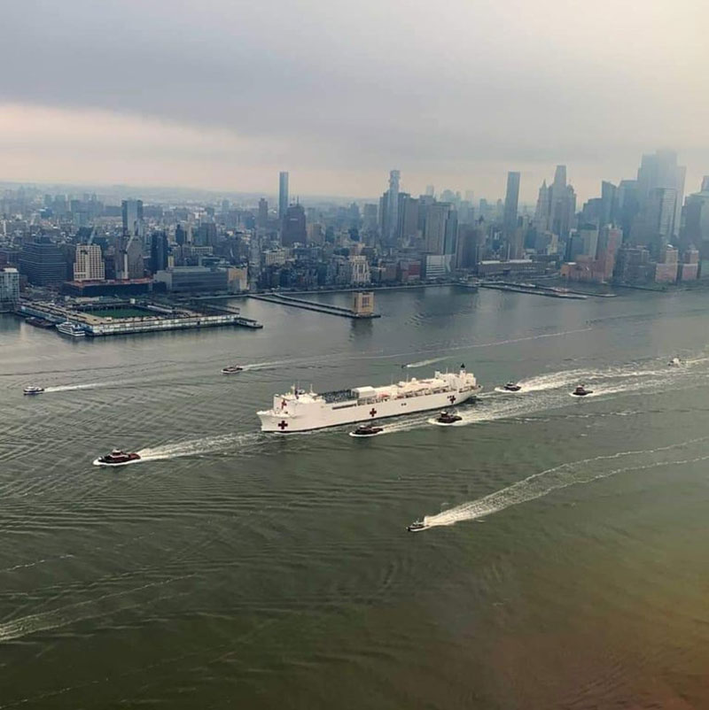 large crowds gather in new york to watch arrival of us navy hospital ship 2 Large Crowds Gather in New York to Watch Arrival of US Navy Hospital Ship