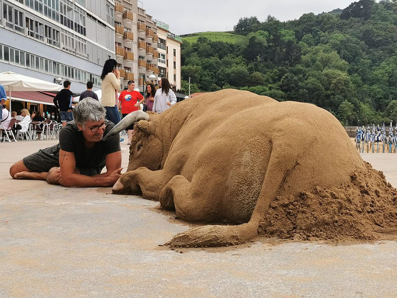 realistic bull sand sculpture by andoni bastarrika 5 This Amazingly Realistic Sand Sculpture by Andoni Bastarrika
