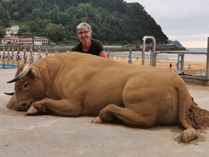 realistic bull sand sculpture by andoni bastarrika 7 realistic bull sand sculpture by andoni bastarrika 7