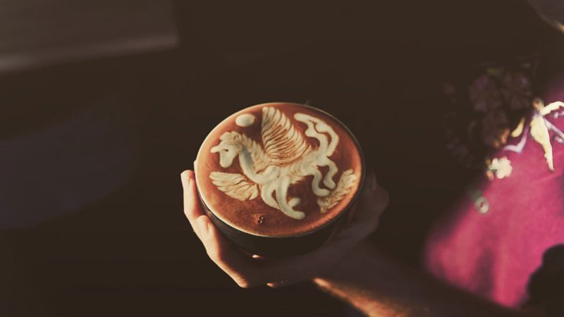 free pour pegasus latte art cover This Free Pour Pegasus Latte Art is Soothing to Watch