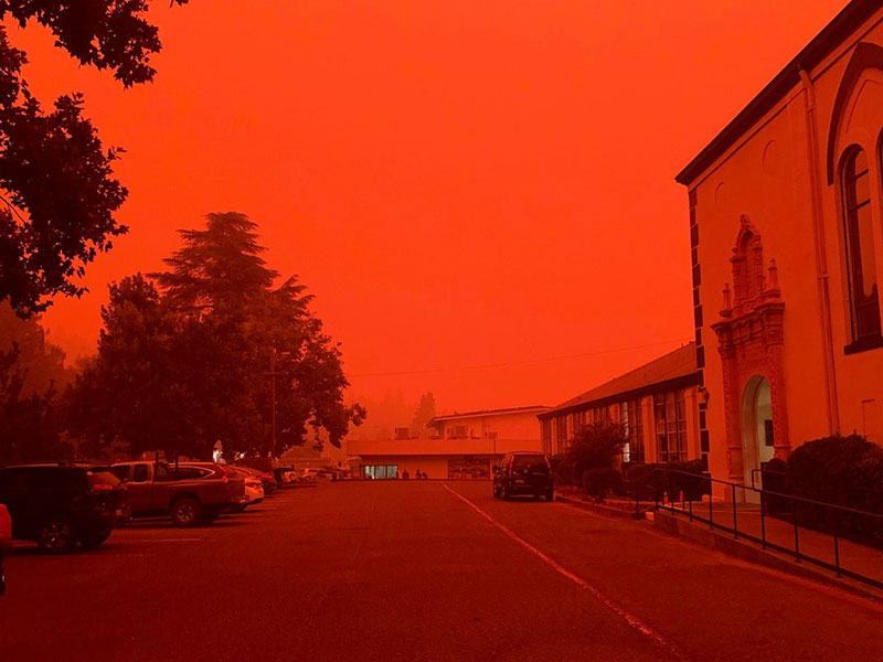 wildfires are raging in the us and it looks straight apocalyptic outside 8 Wildfires are Raging in the US and It Looks Straight Apocalyptic Outside