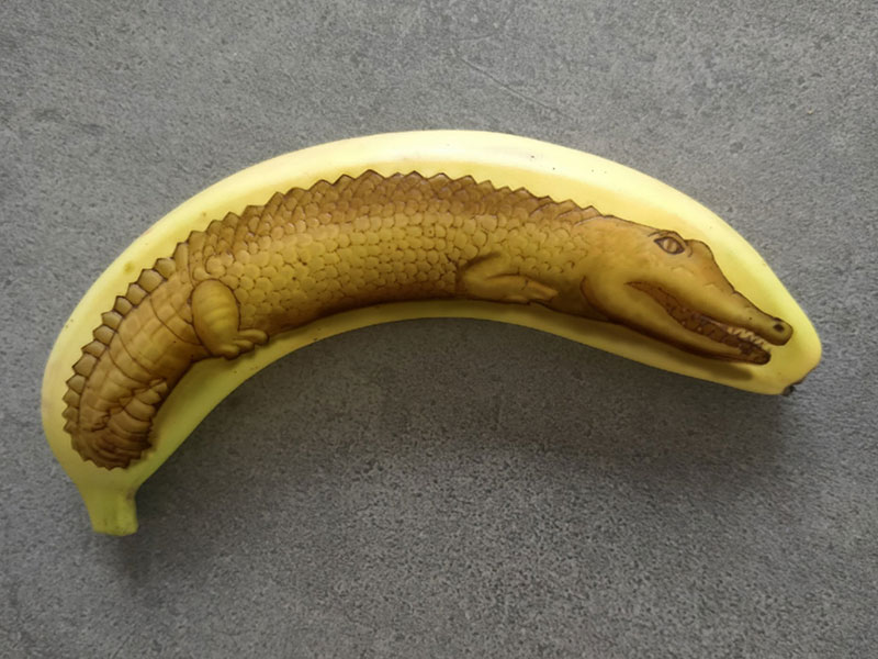 Amazing Banana Art Made by Poking and Bruising the Skin, No Ink is Used