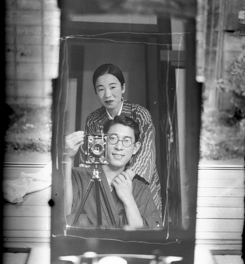 japan couple mirror selfie circa 1920 100 years old A Mirror Selfie from Japan circa 1920