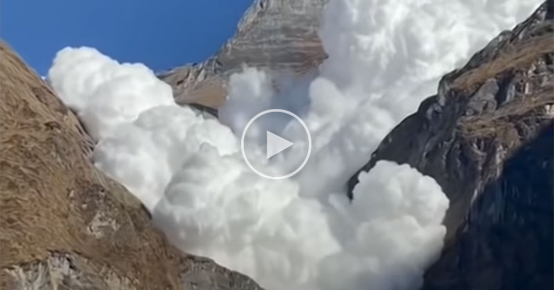 Massive Avalanche Near Everest Caught on Film, Creates Huge Air Blast at Bottom