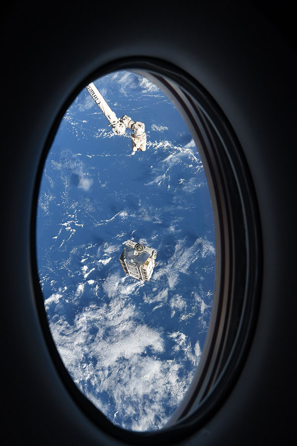 astronaut mike hopkins photos from window of spacex crew dragon resilience 6 Astronaut Mike Hopkins is Sharing Photos from his Window Seat and Theyre Incredible
