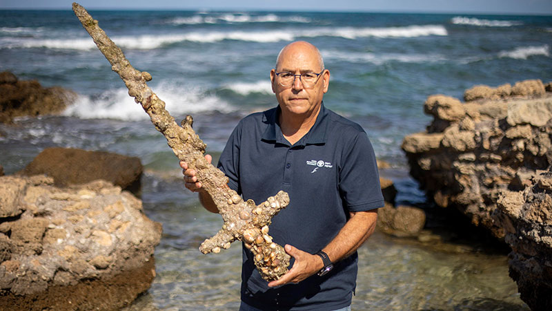 diver finds sword from the crusades 2 Diver Finds 900 Year Old Sword from The Crusades