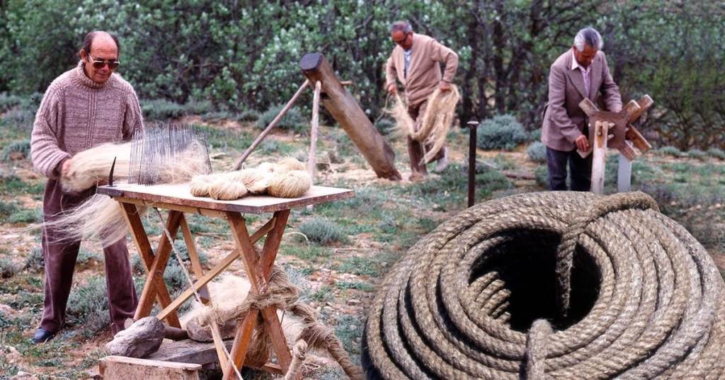 Amazing Video Explains the Entire Process of Traditional Hemp Rope Braiding