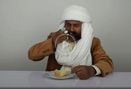 21 Pictures of People Trying to Take Photos of Mirrors They’re Selling