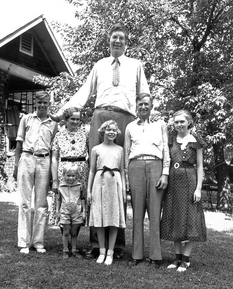 A Photo of the Tallest Man in Recorded History with His Family ca 1935 2 A Photo of the Tallest Man in Recorded History with His Family ca 1935