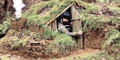 Guy Builds a Complete and Warm Bushcraft Survival Shelter
