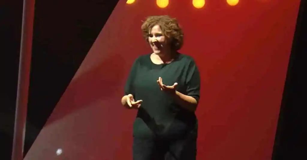 This Sign Language Interpreter Translated Different a Bunch of Different Accents During a Comedy Show