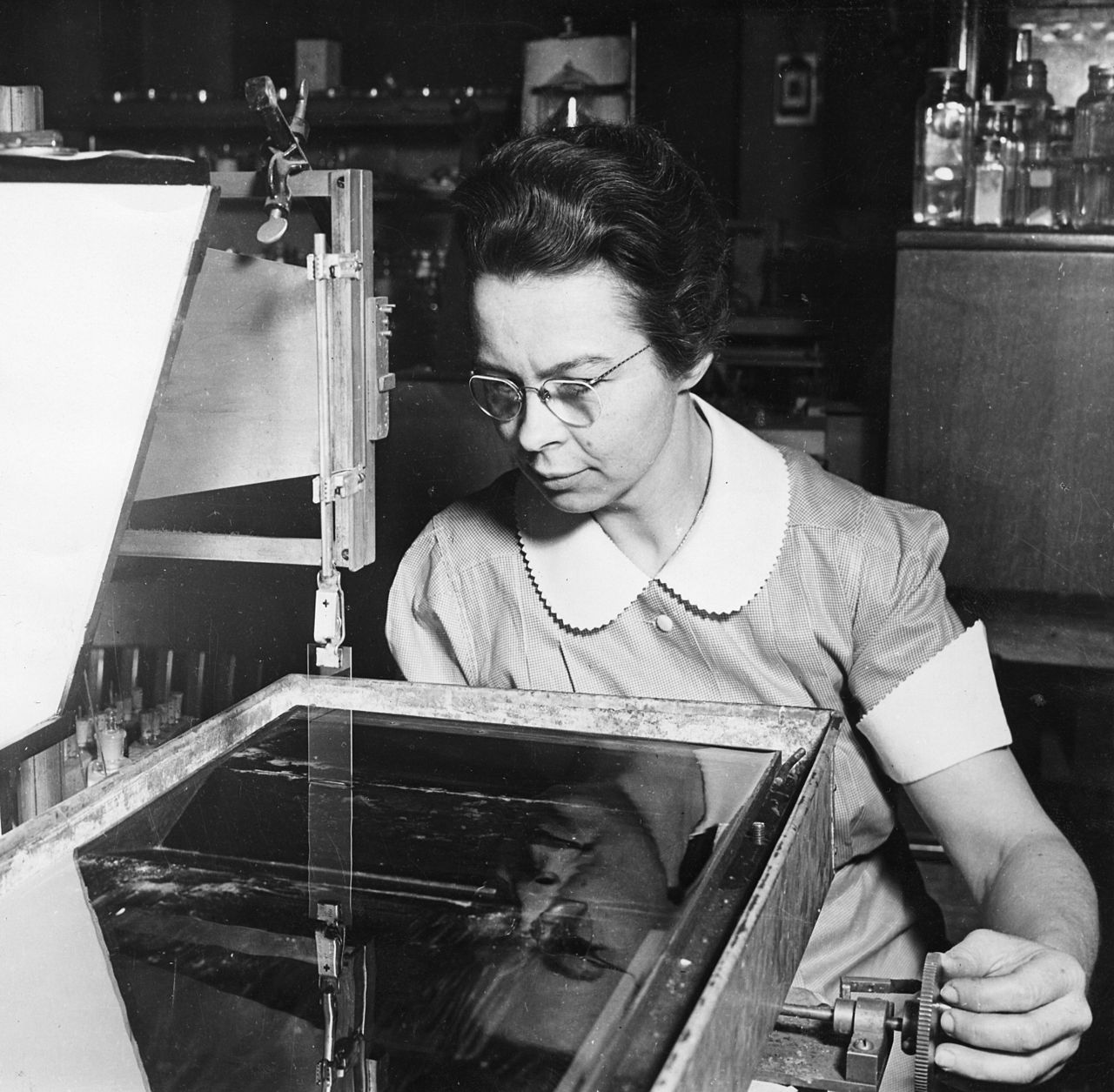 1280px Katharine Burr Blodgett 1898 1979 demonstrating equipment in lab 7 Famous Folks Who Invented (Multiple) Things