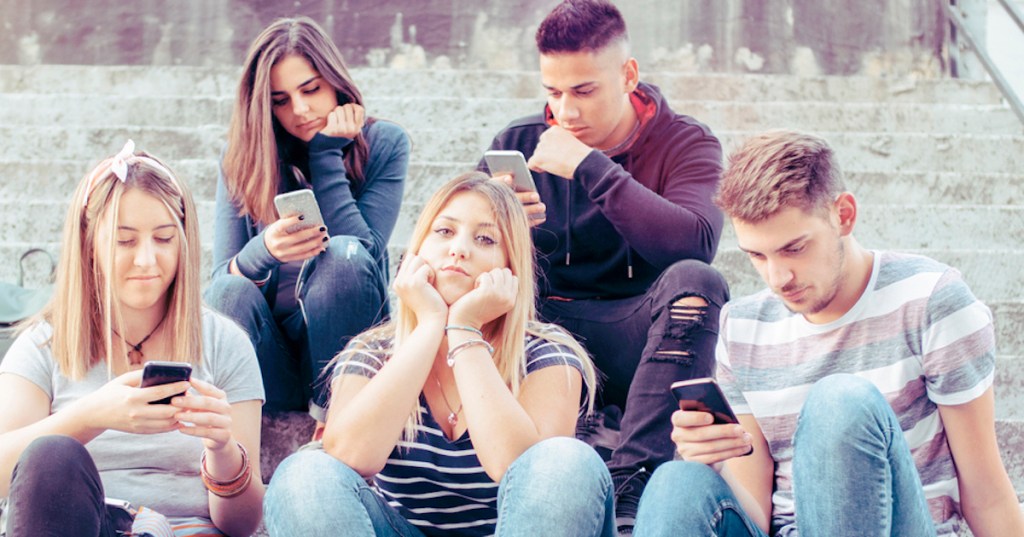 Let's Talk About "Phubbing" (Phone Snubbing) And Why People Should Stop Doing It Right Now