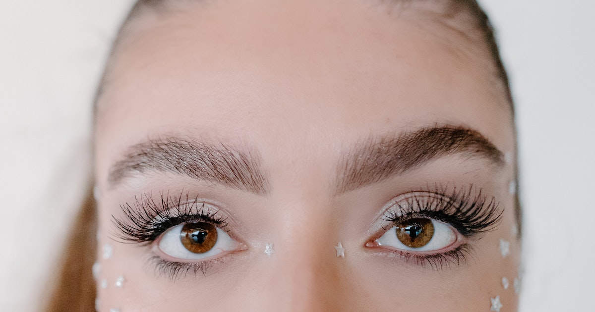 Eyebrows featured image Narcissists Share This Facial Feature, According to A Study
