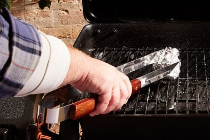 Reynolds Grilling Hack  How to Clean a Grill with Aluminum Foil Step 2 Foil Grilling Hack 0 Two Great Ways To Clean Your Grill Without Using A Wire Brush