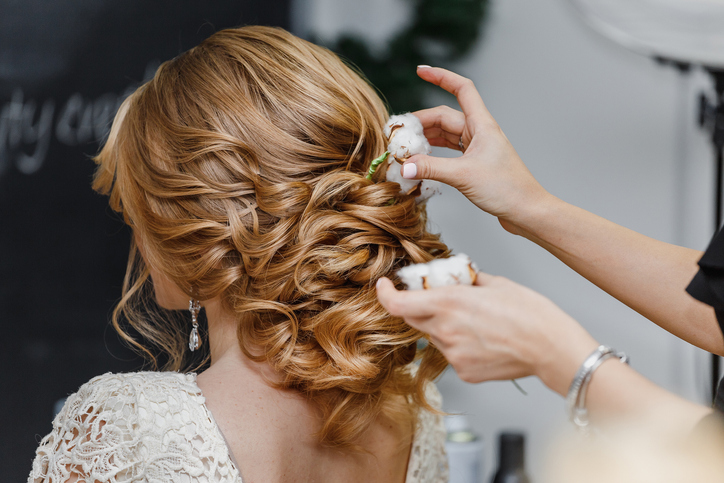 iStock 1147811831 Brides Are Jumping On The Trend Of A Mid Wedding Chop Haircut. Heres Why And Three Tips You Need To Know.