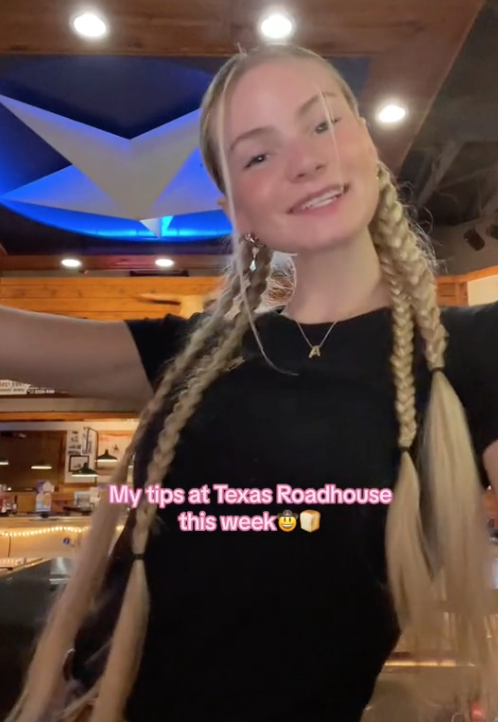 Screen Shot 2023 07 31 at 1.23.54 PM Perks of being gorgeous. A Texas Roadhouse Bartender Showed People How Much Money She Made in Tips in One Week