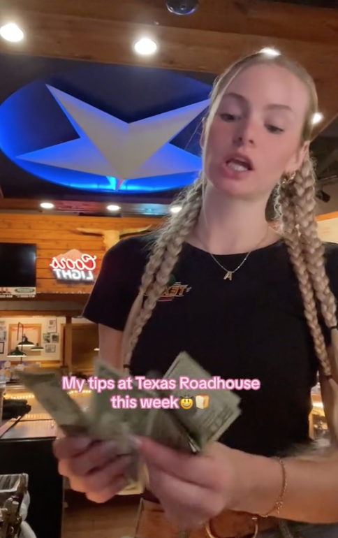 Screen Shot 2023 07 31 at 1.24.06 PM Perks of being gorgeous. A Texas Roadhouse Bartender Showed People How Much Money She Made in Tips in One Week