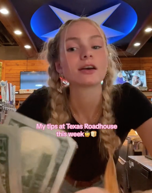 Screen Shot 2023 07 31 at 1.24.22 PM Perks of being gorgeous. A Texas Roadhouse Bartender Showed People How Much Money She Made in Tips in One Week