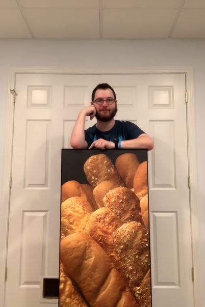 'This is the best $25 I've ever spent.' Guy Buys Massive Photo Of Bread From A Subway That's Closing Down. His Girlfriend's Disapproves.