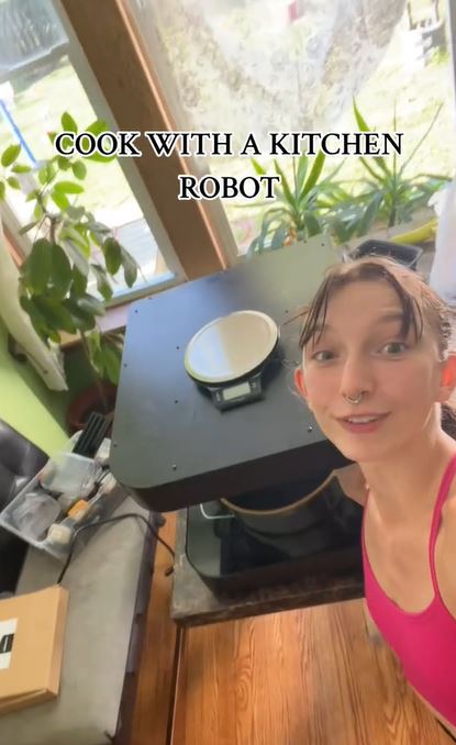 Cook 1 Now show the cleanup. Woman Shows How A Food Robot Can Make An Entire Family Dinner