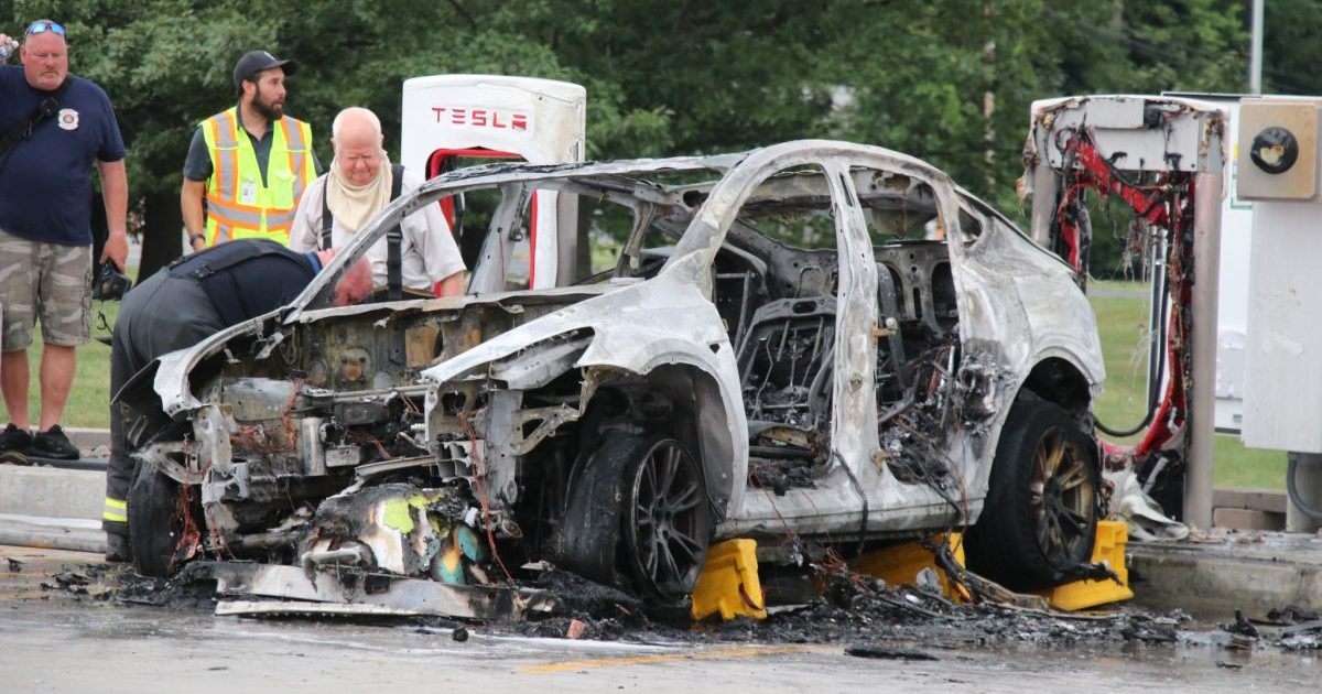 Tesla catches fire at Supercharger station and burns to ashes in incredible demonstration » TwistedSifter