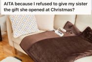 Woman Bought Her Mom A Heated Blanket For Christmas, But Her Sister Accidentally Opened The Gift And Was Disappointed It Wasn’t For Her