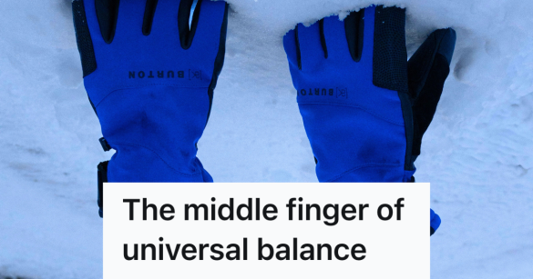 blue snow gloves in the snow
