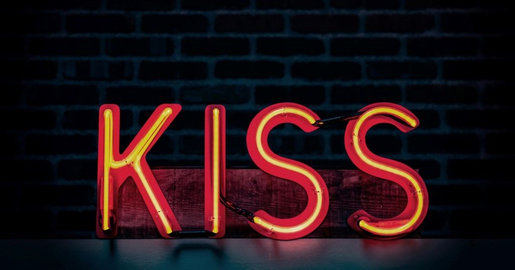 A neon sign reading 'kiss'
