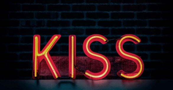 A neon sign reading 'kiss'