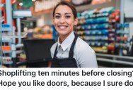 Worker Caught People Shoplifting, So She Had The Doors Closed On Them So They Couldn’t Get Out