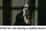 They Gave Up Their Phone Over A Decade Ago, But Now Their Friends Resent That They Can’t Get Ahold Of Them