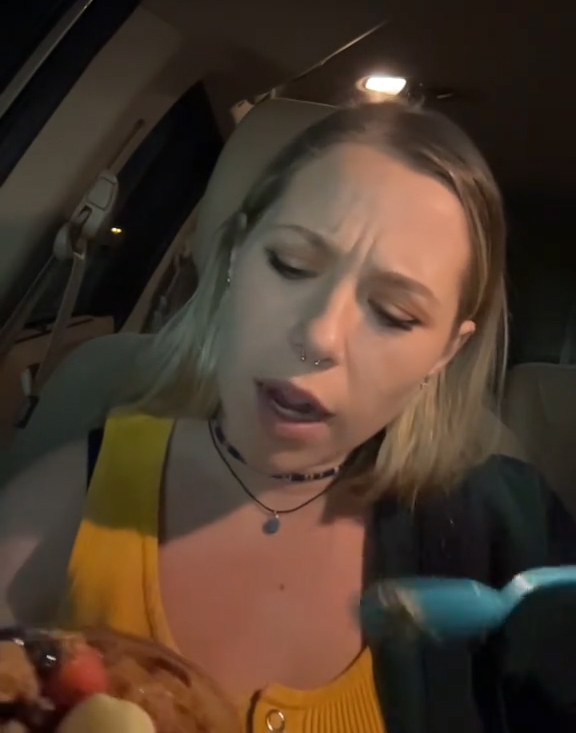 3 cb0141 She Just Wanted An Acai Bowl, But She Was Told It Would Be Delayed Gratification